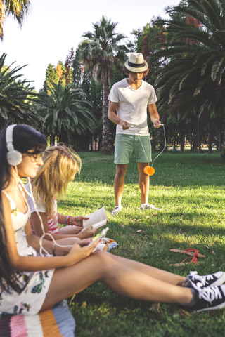 Freunde im Park beim Entspannen, lizenzfreies Stockfoto