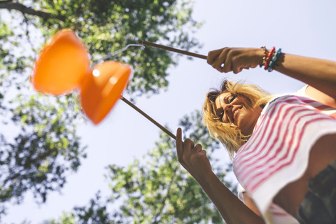 Junge Frau spielt mit Diabolo, lizenzfreies Stockfoto