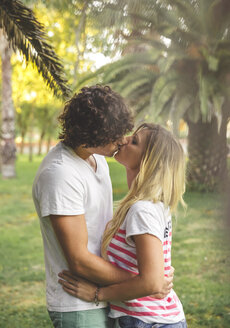Junges Paar küsst sich im Park - DAPF00409