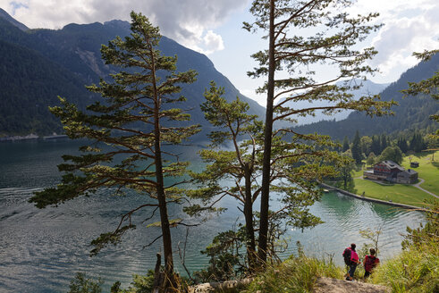 Österreich, Tirol, Wanderer am Achensee bei der Gaisalm - LBF01492