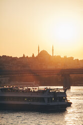 Türkei, Istanbul, Blick auf eine Fähre auf dem Bosporus mit Silhouette einer Moschee bei Sonnenuntergang - BZ00352