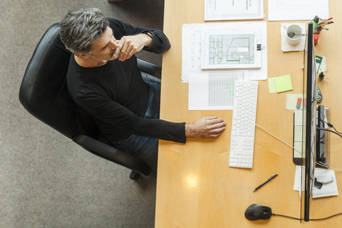 Architekt bei der Arbeit in seinem Büro, lizenzfreies Stockfoto