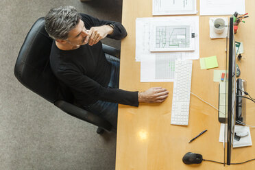 Architekt bei der Arbeit in seinem Büro - TCF05130