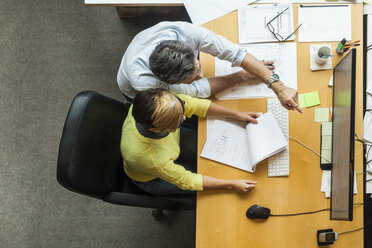 Männliche und weibliche Architekten besprechen ihre Arbeit im Büro - TCF05135