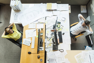 Architekt und Architektin bei der Arbeit im Büro, Blick von oben - TCF05137