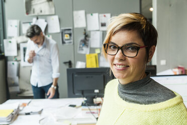 Männliche und weibliche Architekten bei der Arbeit im Büro - TCF05138