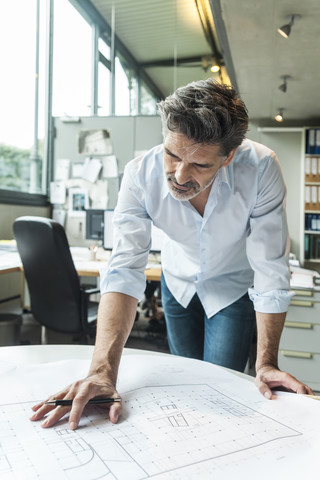 Architekt arbeitet an einem Grundriss im Büro, lizenzfreies Stockfoto