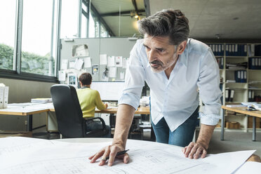 Architekt arbeitet an einem Grundriss im Büro - TCF05143