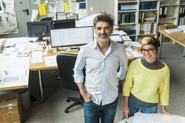 Männliche und weibliche Architekten bei der Arbeit im Büro - TCF05146