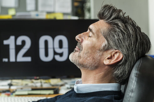 Mature man taking a nap at his office - TCF05156