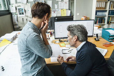 Männliche und weibliche Architekten besprechen ihre Arbeit im Büro - TCF05162