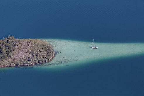 Austria, Carinthia, Lake Woerthersee, Small Island and sailing boat - GFF00804