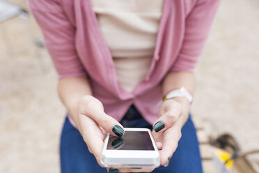 Der Daumen einer Frau tippt auf dem Display eines Smartphones - BOYF00586