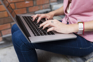 Hände einer Frau auf der Tastatur eines Laptops - BOYF00595