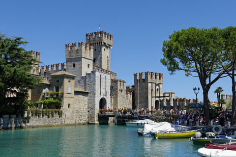 Italien, Lombardei, Provinz Brescia, Sirmione, Schloss Scaliger, lizenzfreies Stockfoto