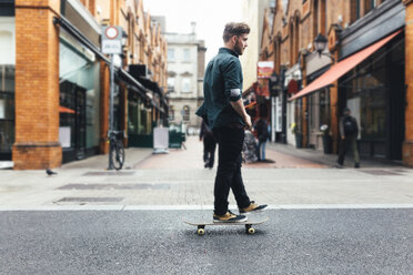 Irland, Dublin, junger Skateboarder auf der Straße - BOYF00617