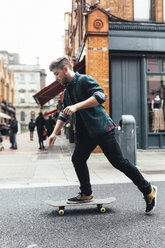 Irland, Dublin, junger Skateboarder auf der Straße - BOYF00618