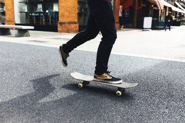 Junger Skateboarder auf der Straße, Teilansicht - BOYF00619