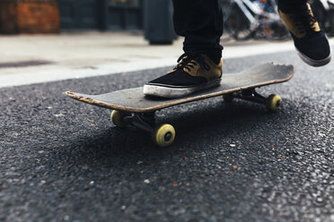 Junger Skateboarder auf der Straße, Teilansicht - BOYF00620