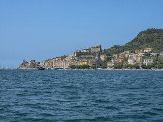 Italien, Ligurien, Cinque Terre, Portovenere vom Meer aus - LOMF00407