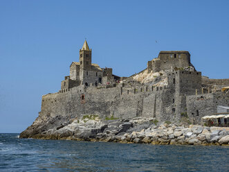 Italien, Ligurien, Cinque Terre, Kirche S. Pietro in Portovenere vom Meer aus - LOMF00409