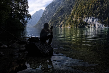 Deutschland, Bayern, Frau sitzend am Koenigssee - HAMF00222