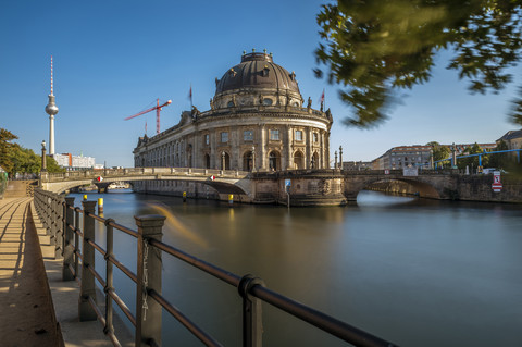 Deutschland, Berlin, Berlin-Mitte, Museumsinsel, Bodemuseum und Berliner Fernsehturm, lizenzfreies Stockfoto