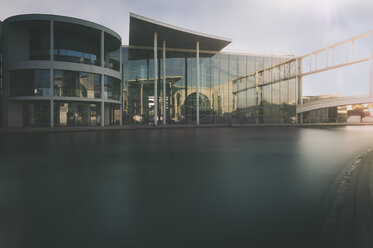 Germany, Berlin, Berlin-Tiergarten, Paul-Loebe building at the river Spree - FRF00470