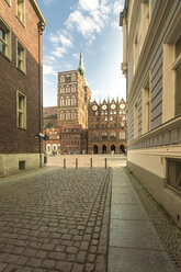 Deutschland, Mecklenburg-Vorpommern, Stralsund, Knieperstraße, Alter Markt und St. Nikolaikirche - TAMF00672