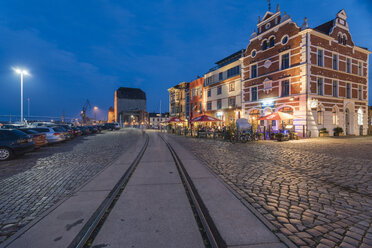 Deutschland, Mecklenburg-Vorpommern, Stralsund, Hafenstraße, Häuser am Hafen - TAM00686