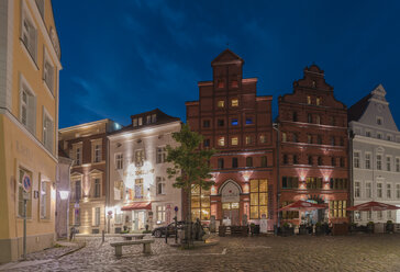Germany, Mecklenburg-Western Pomerania, Stralsund, Hotel and restaurants in the evening - TAM00688