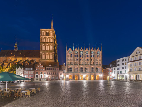 Germany, Mecklenburg-Western Pomerania, Stralsund, Old Town, old market, St. Nicholas' Church and townhall stock photo