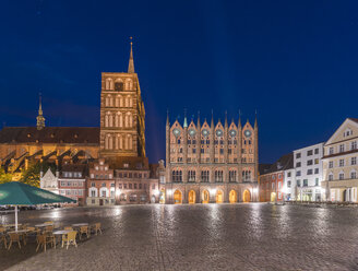 Germany, Mecklenburg-Western Pomerania, Stralsund, Old Town, old market, St. Nicholas' Church and townhall - TAM00690
