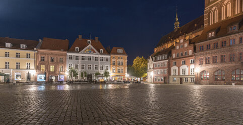 Germany, Mecklenburg-Western Pomerania, Stralsund, Old Town, old market and St. Nicholas' Church in the evening - TAMF00691