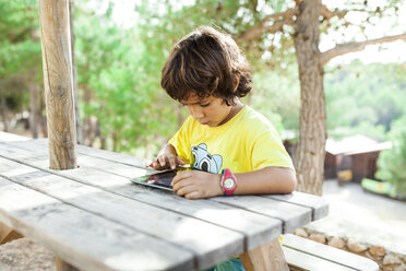 Kleiner Junge benutzt Tablet - VABF00806