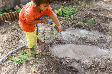 Kleiner Junge bewässert Obstgarten mit Gartenschlauch - VABF00812