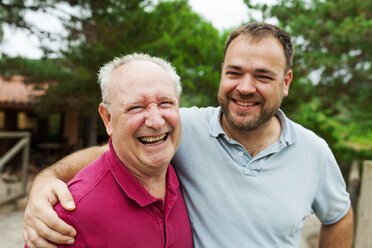 Happy senior man with his adult son - VABF00815