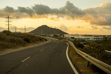 Spanien, Tnereife, Leere Straße bei Sonnenuntergang - SIPF00918