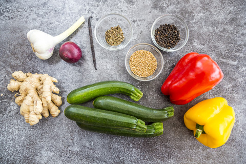 Gepflücktes Gemüse und Kräuter, lizenzfreies Stockfoto