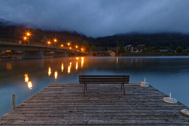 Österreich, Kärnten, Techendorf, Bank auf Steg am Weissensee - GFF00807