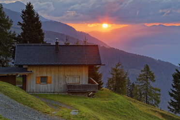 Österreich, Kärnten, Emberger Alm und Drautal bei Sonnenuntergang - GFF00808