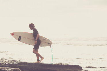 Teneriffa, junger Surfer am Strand - SIPF00921