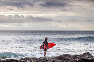Teneriffa, junger Surfer am Strand - SIPF00923