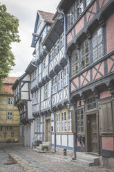 Germany, Quedlinburg, row of half-timbered houses - ASCF00666