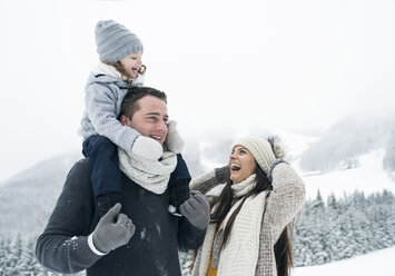 Glückliche Familie in Winterlandschaft - HAPF00955