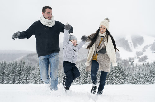 Glückliche Familie in Winterlandschaft - HAPF00959