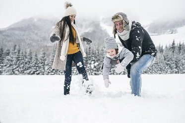 Glückliche Familie in Winterlandschaft - HAPF00965