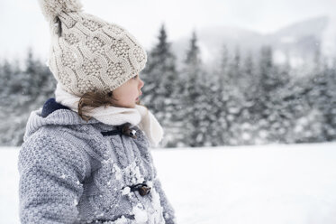 Mädchen in Winterlandschaft schaut sich um - HAPF00970