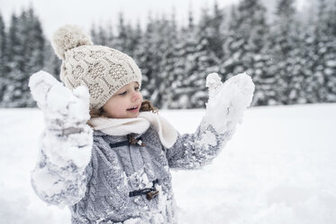 Happy girl in winter landscape - HAPF00972