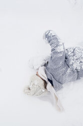 Mädchen rollt im Schnee - HAPF00978